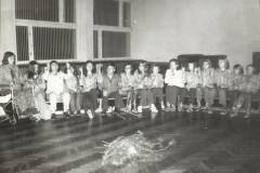 1S. lata 70-te, Zbiórka harcerzy na sali gimnastycznej wokół prowizorycznego ogniska