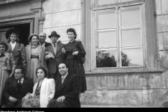 od prawej: Monika Żeromska, Antoni Słonimski, Jarosław Iwaszkiewicz, Obory 1948 (źródło: Narodowe Archiwum Cyfrowe)