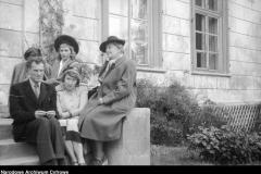 pierwszy z lewej Arkady Fiedler, Obory 1948 (źródło: Narodowe Archiwum Cyfrowe)