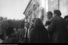 trzeci od lewej Stanisław Ryszard Dobrowolski, czwarty Jarosław Iwaszkiewicz, Obory 1948 (źródło: Narodowe Archiwum Cyfrowe)
