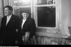 Maria Dąbrowska i Anna Kowalska , Obory 1948 (źródło: Narodowe Archiwum Cyfrowe)