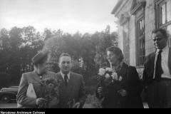 pierwszy od prawej Stanisław Ryszard Dobrowolski, Obory 1948 (źródło: Narodowe Archiwum Cyfrowe)