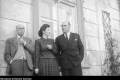 Antoni Słonimski, Monika Żeromska, Jarosław Iwaszkiewicz, Obory 1948 (źródło: Narodowe Archiwum Cyfrowe)