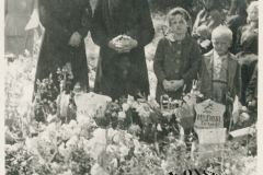 Pogrzeb Powstańców Warszawskich w Powsinie 28 marca 1945 r.