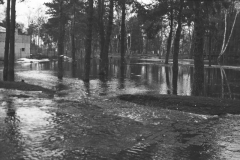 Wylanie Jeziorki w marcu 1947 r na terenie Konstancina-ulica Batorego (fot. Maria Chrząszczowa ze zbiorów Fundacji Archeologia Fotografii)