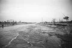 Wylanie Jeziorki w marcu 1947 r na terenie Konstancina-widok z mostu w parku (fot. Maria Chrząszczowa ze zbiorów Fundacji Archeologia Fotografii)
