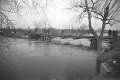 Wylanie Jeziorki w marcu 1947 r na terenie Konstancina - widok na most w parku (fot. Maria Chrząszczowa ze zbiorów Fundacji Archeologia Fotografii)
