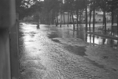 Wylanie Jeziorki w marcu 1947 r na terenie Konstancina - ulica Batorego (fot. Maria Chrząszczowa ze zbiorów Fundacji Archeologia Fotografii)