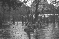 Wylanie Jeziorki w marcu 1947 r na terenie Konstancina (fot. Maria Chrząszczowa ze zbiorów Fundacji Archeologia Fotografii)