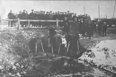 Zabezpieczanie zagrożonego toru kolejowego pod Pelcowizną na przedmieściach Warszawy (Tygodnik Ilustrowany 25.11.1928 - ze zbiorów Adama Zyszczyka)