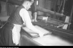 1948-49 Warszawskie Zakłady Papiernicze, wyrób papieru czerpanego (Wojskowa Agencja Fotograficzna)