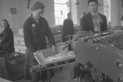 1948-49 Warszawskie Zakłady Papiernicze, składanie zeszytów (Wojskowa Agencja Fotograficzna)