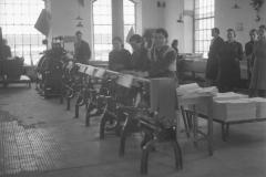 1948-49 Warszawskie Zakłady Papiernicze, produkcja zeszytów (Wojskowa Agencja Fotograficzna)