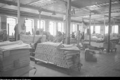 1948-49 Warszawskie Zakłady Papiernicze,pakowanie papieru (Wojskowa Agencja Fotograficzna)