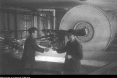 1948-49 Warszawskie Zakłady Papiernicze, przygotowywanie masy w holendrach (Wojskowa Agencja Fotograficzna)