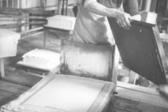 1948-49 Warszawskie Zakłady Papiernicze, wyrób papieru czerpanego (Wojskowa Agencja Fotograficzna)