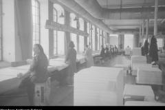 1948-49 Warszawskie Zakłady Papiernicze, pakowanie papieru (Wojskowa Agencja Fotograficzna)