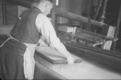 1948-49 Warszawskie Zakłady Papiernicze, wyrób papieru czerpanego (Wojskowa Agencja Fotograficzna)