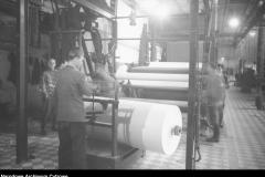 1948-49 Warszawskie Zakłady Papiernicze, ważenie papieru (Wojskowa Agencja Fotograficzna)