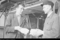 1948-49 Warszawskie Zakłady Papiernicze, pracownicy oceniają jakość masy (Wojskowa Agencja Fotograficzna)