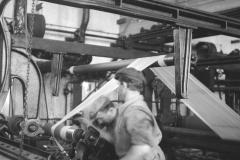 1948-49 Warszawskie Zakłady Papiernicze, maszyna papiernicza (Wojskowa Agencja Fotograficzna)