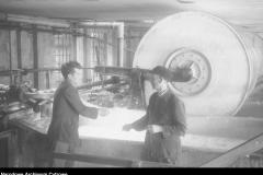 1948-49 Warszawskie Zakłady Papiernicze, przygotowywanie masy w holendrach (Wojskowa Agencja Fotograficzna)