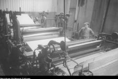 1948-49 Warszawskie Zakłady Papiernicze, maszyna papiernicza (Wojskowa Agencja Fotograficzna)