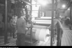 1948-49 Warszawskie Zakłady Papiernicze, ważenie papieru (Wojskowa Agencja Fotograficzna)