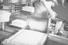 1948-49 Warszawskie Zakłady Papiernicze, wyrób papieru czerpanego (Wojskowa Agencja Fotograficzna)