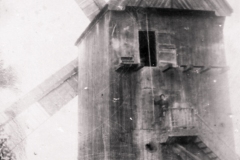 Wiatrak w Łęgu, lata trzydzieste XX w. (za ks. Nadwiślańskie Urzecze, zb. D. Kluczyk)
