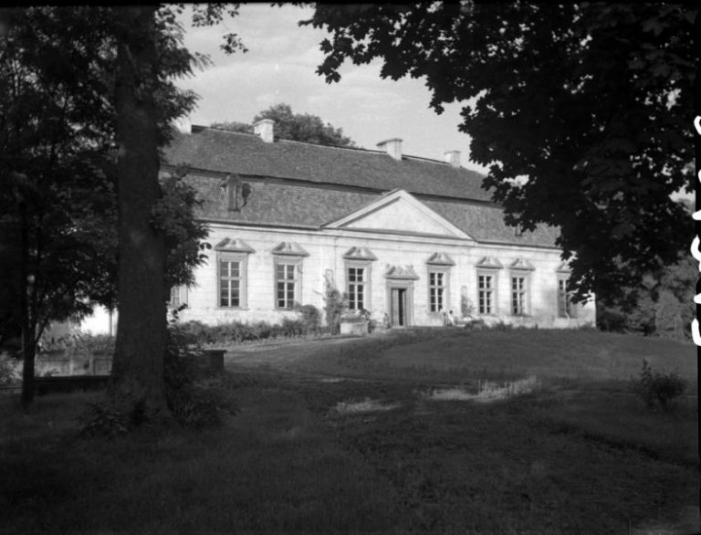 Dwór w Oborach (2)