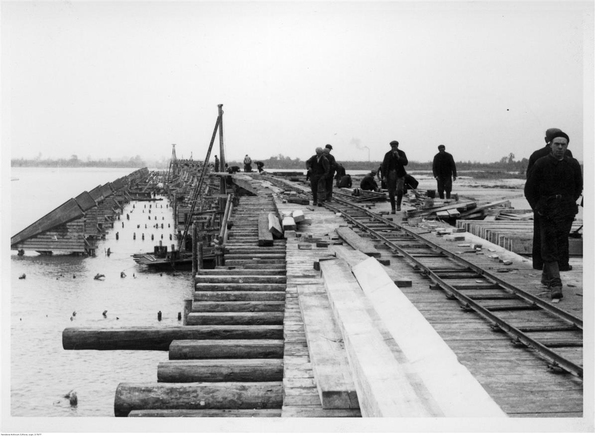 Odbudowa mostu, 1940, w tle widoczny komin mirkowskiej papierni, zb. Narodowego Archiwum Cyfrowego