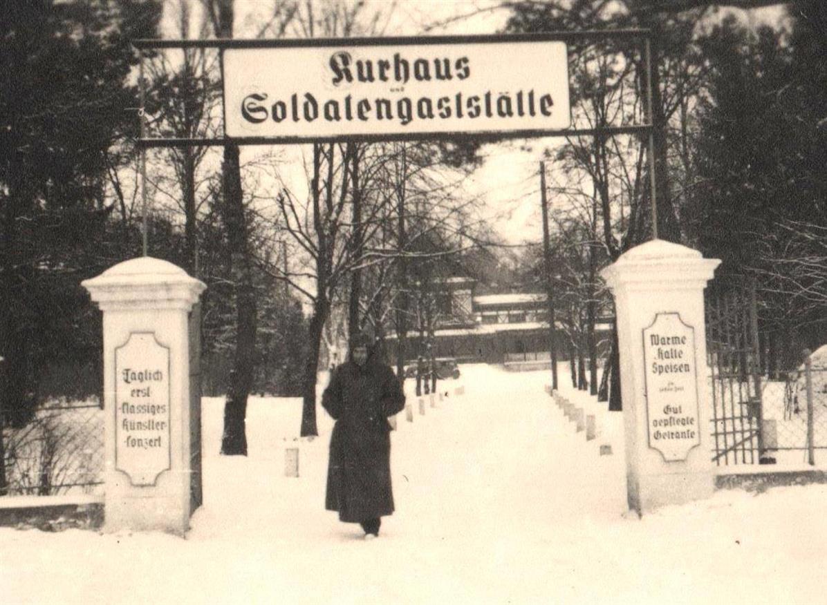 Lata czterdzieste XX wieku. Niemiecki żołnierz w bramie do parku, w tle "Casino"