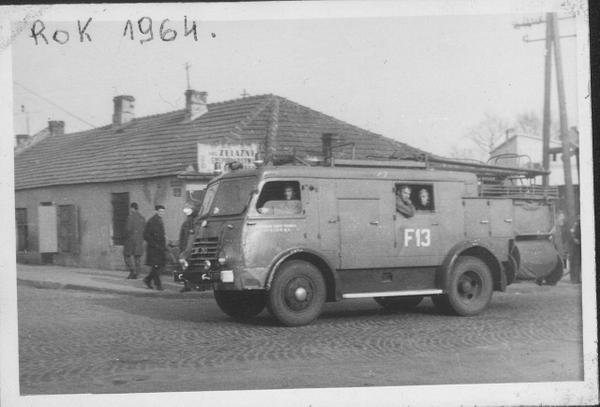 Samochód OSP Jeziorna na tle pożydowskich sklepików w miejscu dzisiejszej Aury, 1964 r. (zbiory Piotra Szewczyka, Ochotnicza Straż Pożarna w Jeziornie)
