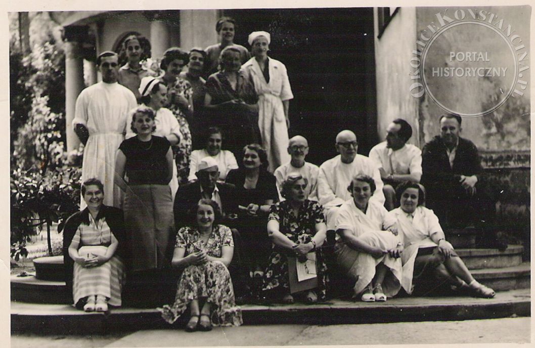 Personel szpitala Chirurgii Kostnej na schodach "Sanssouci", lata 50-te (zbiory A.Zyszczyk)