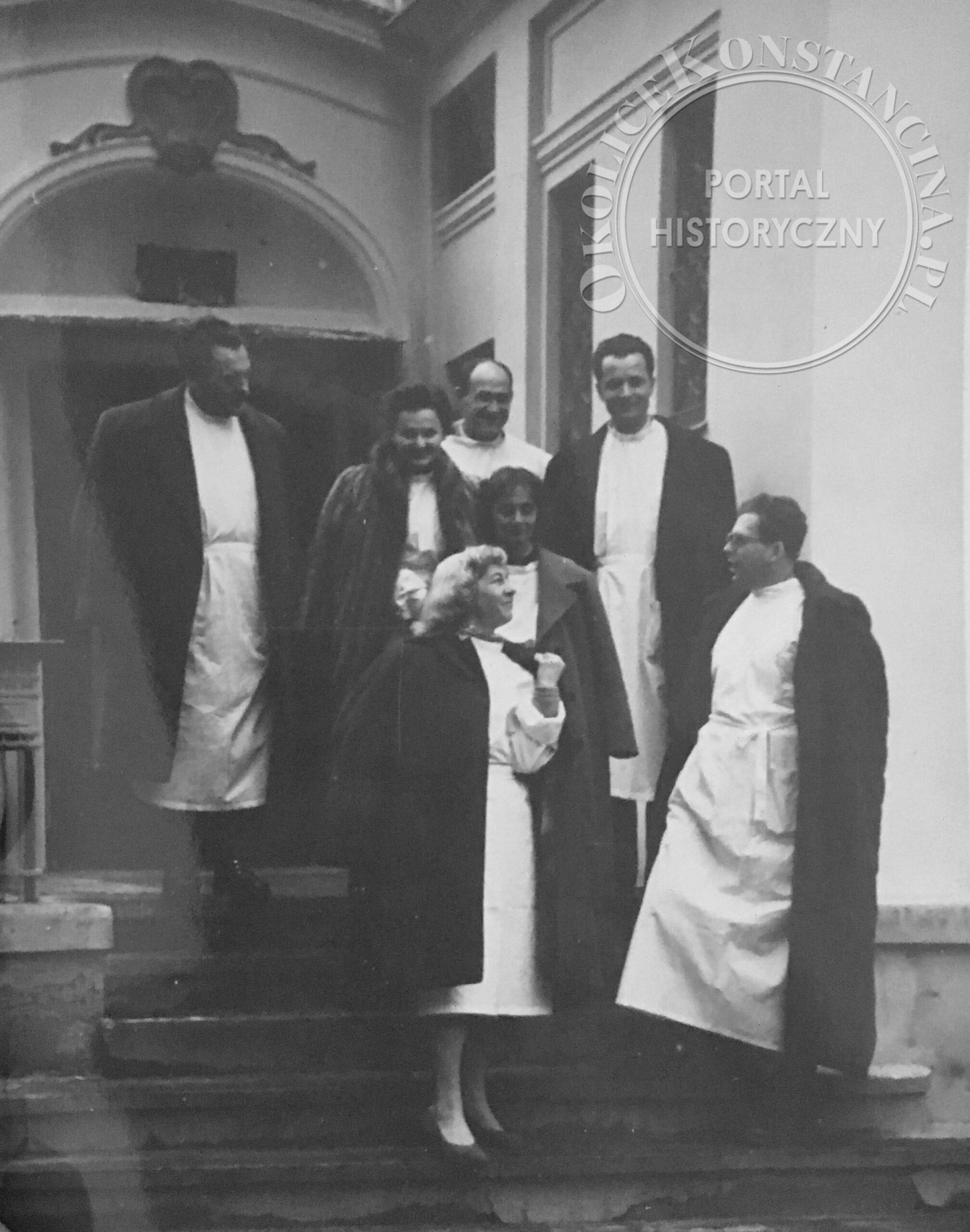 Prof. Marian Weiss wraz z gośćmi na schodach "Sanssouci", 1959 r. (zbiory STOCER)