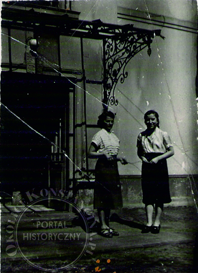Pielęgniarki przed wejściem "Jezioranki", ok. 1955 (zbiory H.Kłoszewskiej)