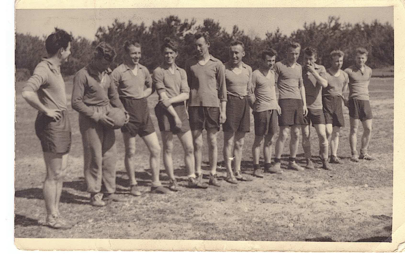 Drużyna ZS „Unii” na placu sportowym w Skolimowie (lata 40/50 XX w., zbiory Wojciecha Szałapskiego)