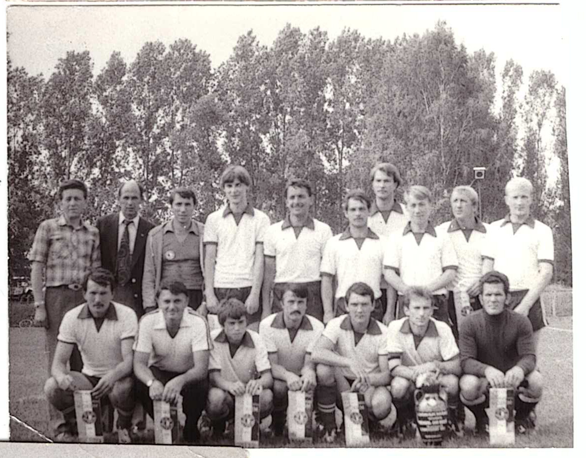 Drużyna RKS Mirków na nowym boisku przy ulicy Mirkowskiej (lata 70/80 XX w., zbiory Wojciecha Szałapskiego)